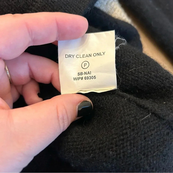 Woolrich Men’s Wool Blend V-Neck Sweater Size M Black with Tan contrast - Picture 7 of 9